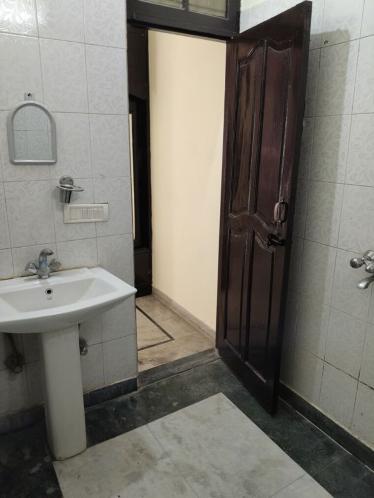 Bathroom, sector 47 2 Bedroom 1440 Sq.Ft. Builder Floor In Sector 47 Gurgaon 10430975