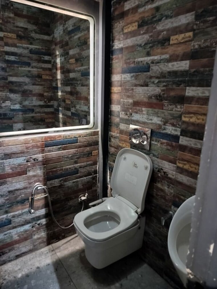 Bathroom, defence colony Commercial Office Space 2800 Sq.Ft. In Defence Colony Delhi 10431004
