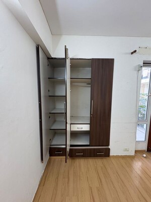 Room in 3.5 BHK Apartment at Orchid Petals, Sector 49 – for Sale