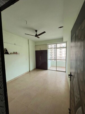 Room in 3 BHK Apartment at Kbnows Apartment, Sector 16 Greater Noida – for Rent