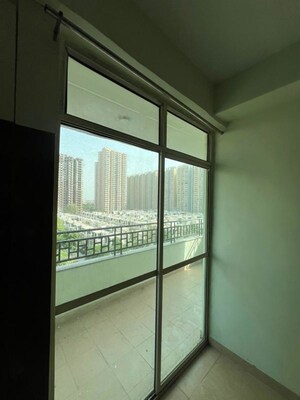 Room in 3 BHK Apartment at Kbnows Apartment, Sector 16 Greater Noida – for Rent
