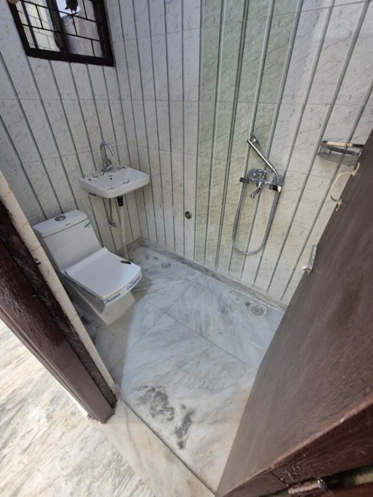 Balcony, ramesh nagar 2 Bedroom 100 Sq.Yd. Builder Floor In Ramesh Nagar Delhi 10430900