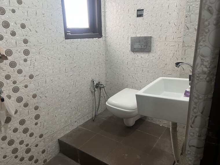 Bathroom, vipul-world-floors 3 Bedroom 192 Sq.Yd. Builder Floor In Sector 48 Gurgaon 10431343