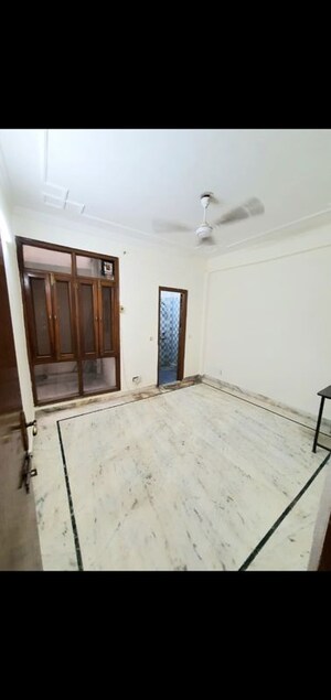 Room in 3 BHK Builder Floor at Paryavaran Complex – for Rent