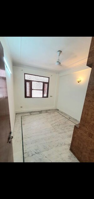 Room in 3 BHK Builder Floor at Paryavaran Complex – for Rent