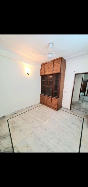 Room in 3 BHK Builder Floor at Paryavaran Complex – for Rent