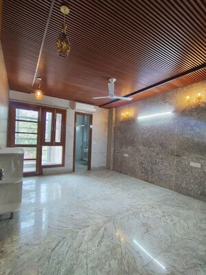 Room in 4 BHK Builder Floor at Sukhdev Vihar – for Rent