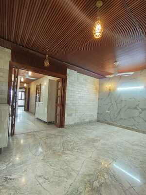 Room in 4 BHK Builder Floor at Sukhdev Vihar – for Rent