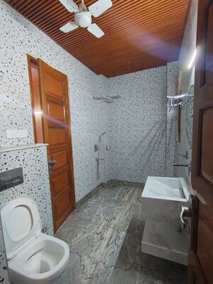 Team Area in 4 BHK Builder Floor at Sukhdev Vihar – for Rent