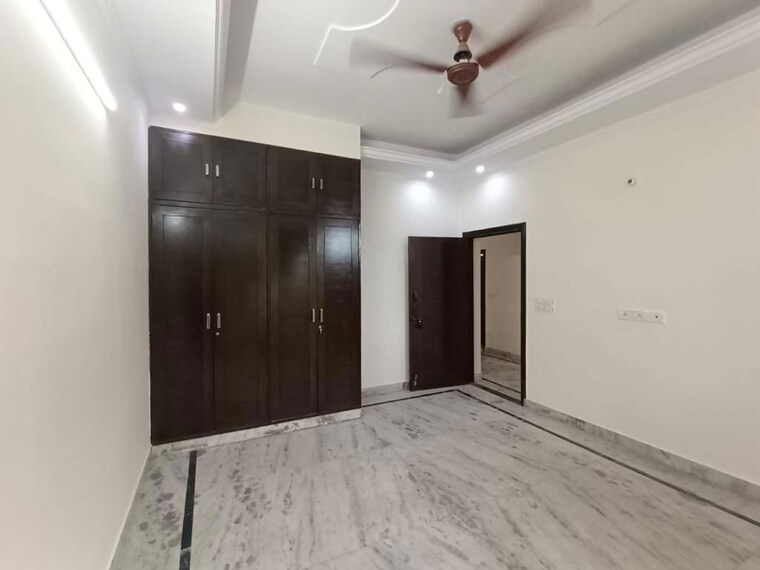 Room, sector 23a 4 Bedroom 350 Sq.Yd. Builder Floor In Sector 23a Gurgaon 10431488