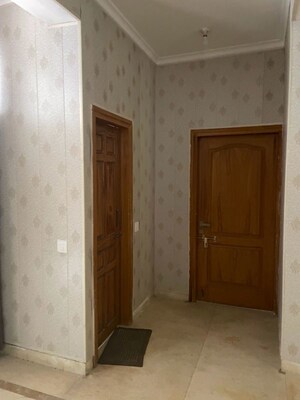 Room in 3.5 BHK Villa at Ansal  API Palm Floors, Sushant Golf City – for Rent