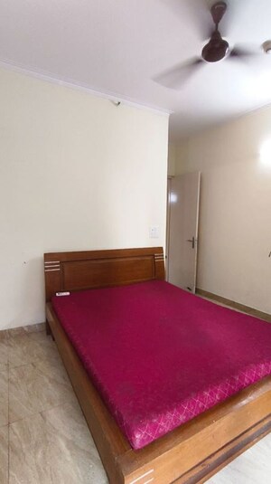 Room in 2 BHK Apartment at Gaur City 7th Avenue, Sector 4 Greater Noida – for Rent