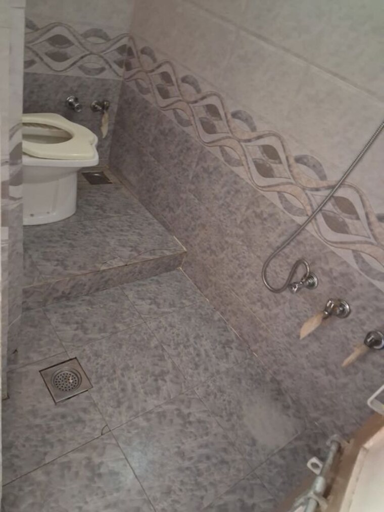 Bathroom, nava vadaj 2 Bedroom 135 Sq.Yd. Apartment In Nava Vadaj Ahmedabad 10431492