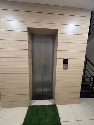 Building Lobby in 1 BHK Builder Floor at Sector 39 – for Rent