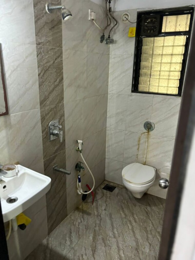 Bathroom, goregaon-west-view-chs 1 Bedroom 450 Sq.Ft. Apartment In Goregaon West Mumbai 10431784