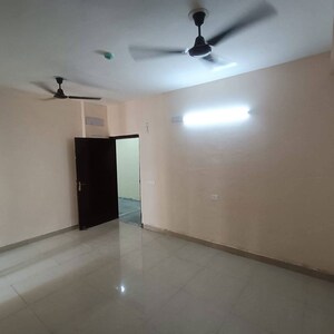 Room in 2 BHK Apartment at Amrapali Centurian Park, Tech Zone 4 Greater Noida – for Rent