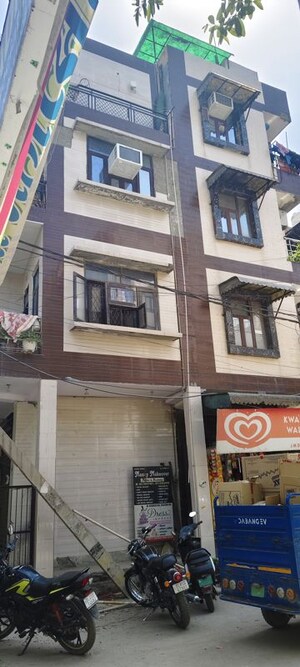  Builder Floor For Sale in Rohini