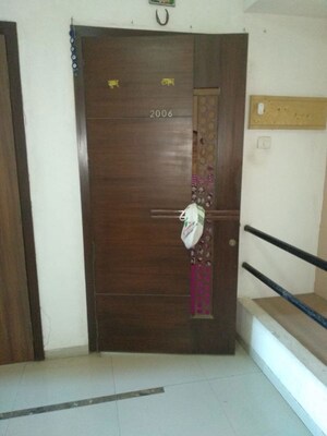 Room in 2.5 BHK Apartment at Oberoi Springs, Andheri West – for Rent