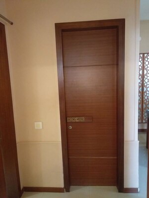 Room in 2.5 BHK Apartment at Oberoi Springs, Andheri West – for Rent