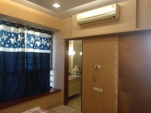 Room in 2.5 BHK Apartment at Oberoi Springs, Andheri West – for Rent
