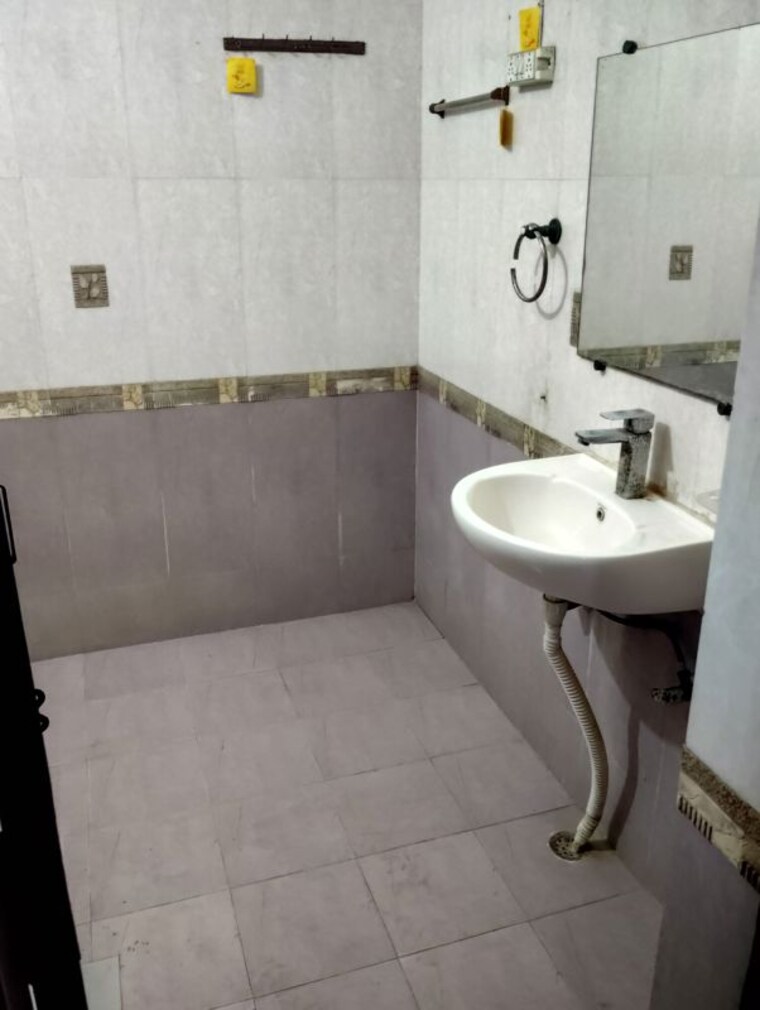 Bathroom, sector 9 3 Bedroom 2250 Sq.Ft. Builder Floor In Sector 9 Faridabad 10432213