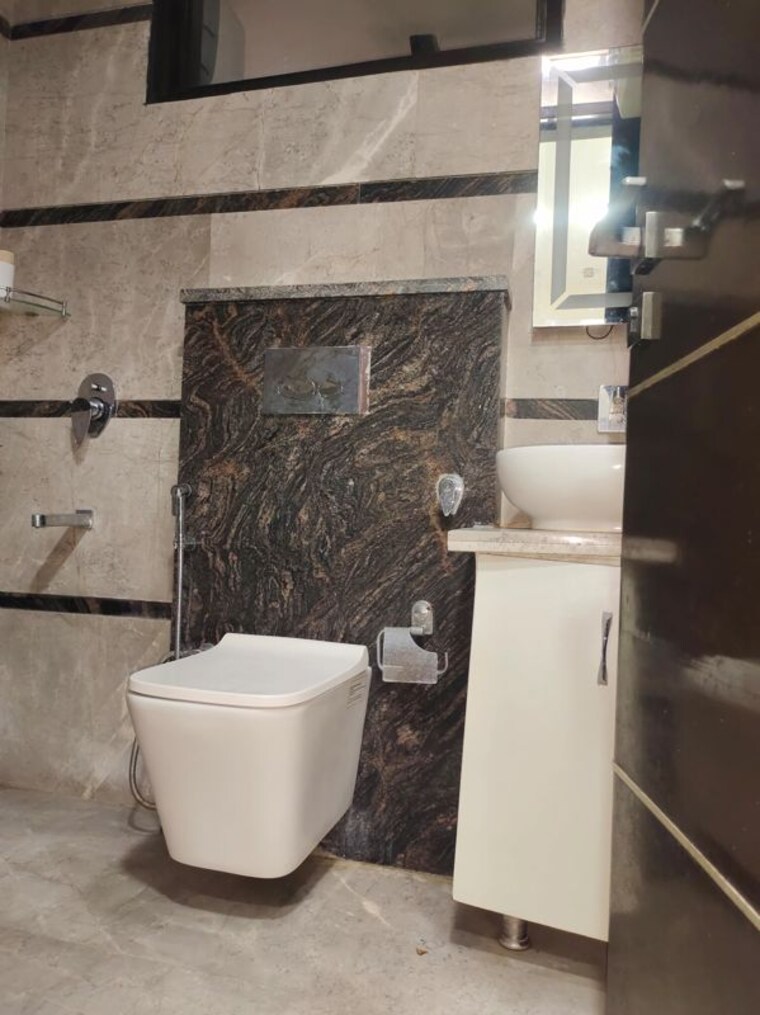 Bathroom, east of kailash 3 Bedroom 1200 Sq.Ft. Builder Floor In East Of Kailash Delhi 10432263
