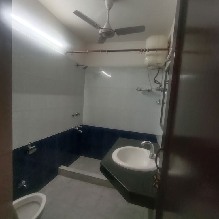Bathroom, kalkaji 2 Bedroom 1800 Sq.Ft. Builder Floor In Kalkaji Delhi 10432264