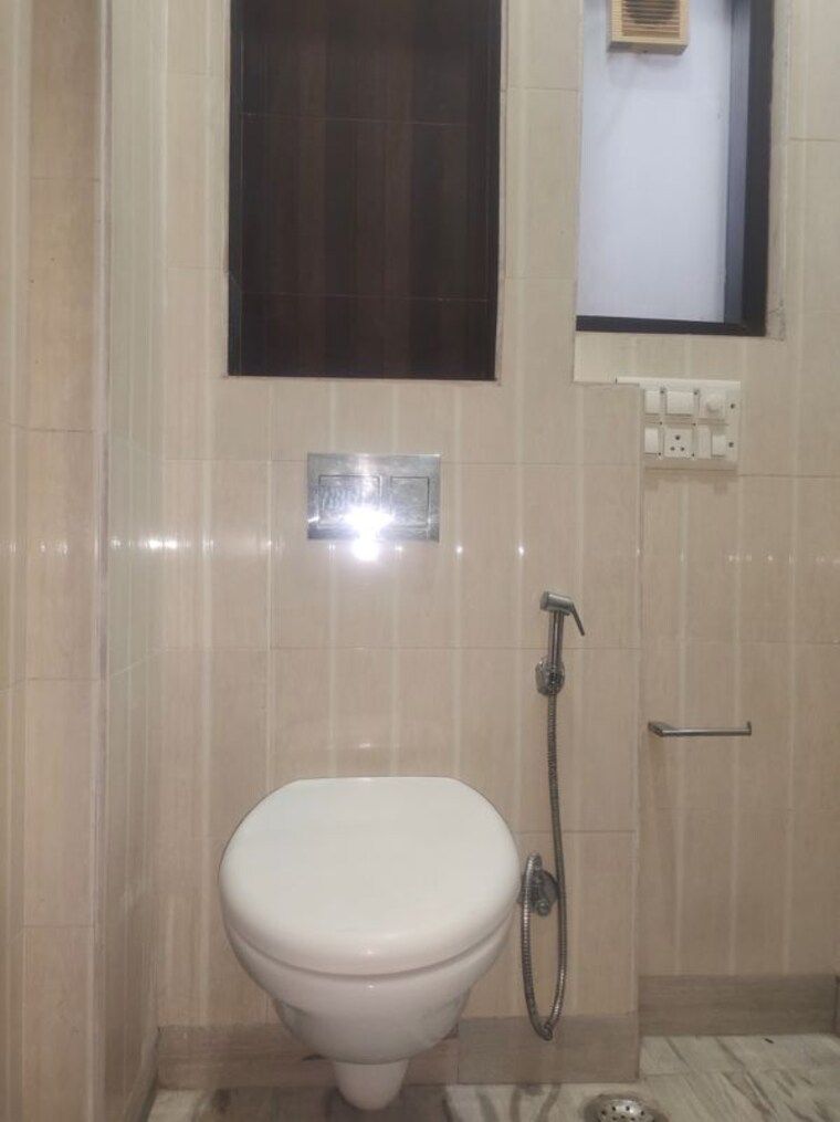 Bathroom, greater kailash i 3 Bedroom 1800 Sq.Ft. Builder Floor In Greater Kailash I Delhi 10432265