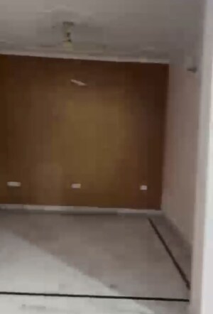 Room in 3 BHK Builder Floor at Sector 9 – for Rent