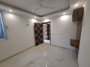 Room in 3 BHK Apartment at Dlf Phase I – for Rent