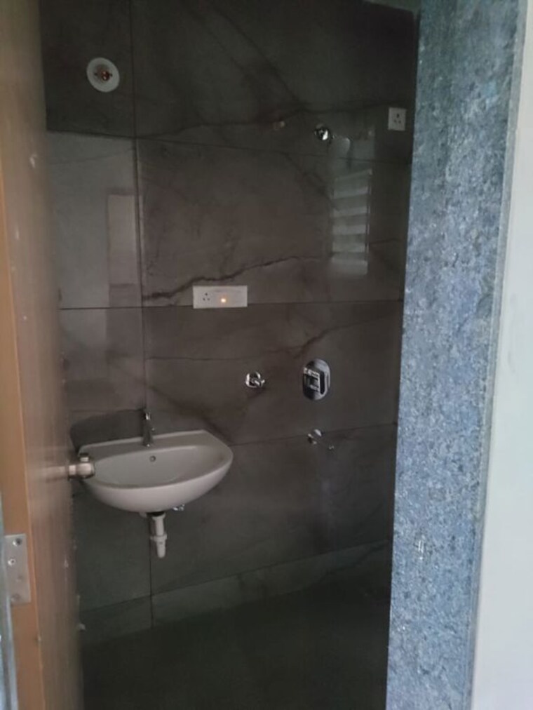 Bathroom, tirupati-regalia 2 Bedroom 1000 Sq.Ft. Apartment In Vishrantwadi Pune 10432323