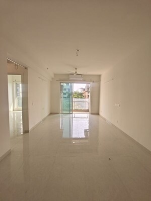 Room in 3 BHK Apartment at Seawoods – for Rent