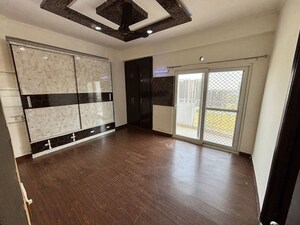Room in 3 BHK Apartment at Sikka Kimantra Greens, Sector 79 – for Rent