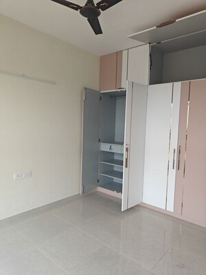 Room in 4 BHK Apartment at Seawoods – for Sale