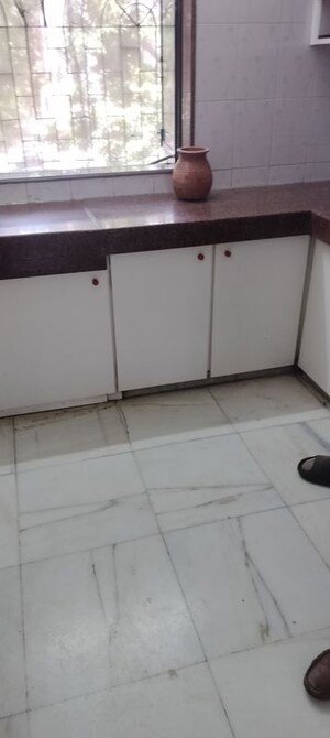 Room in 2 BHK Apartment at Florida Apartment, Andheri West – for Rent