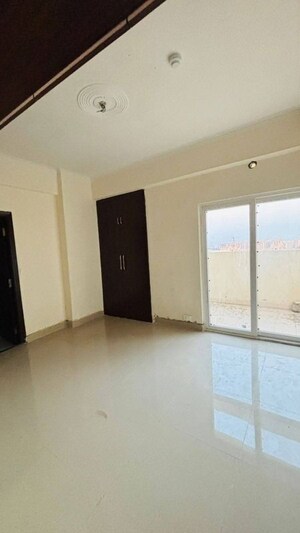 Room in 2 BHK Apartment at Hawelia Valencia Homes, Sector 1 Greater Noida – for Rent