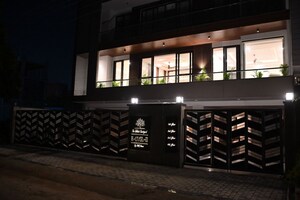 Parking in 4 BHK Builder Floor at Sushant Lok ii – for Sale