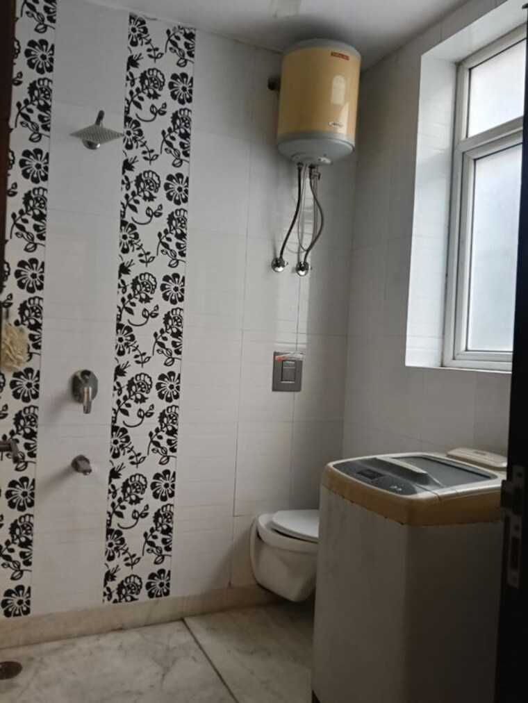 Bathroom, dlf phase i 2 Bedroom 150 Sq.Yd. Builder Floor In Dlf Phase I Gurgaon 10432679