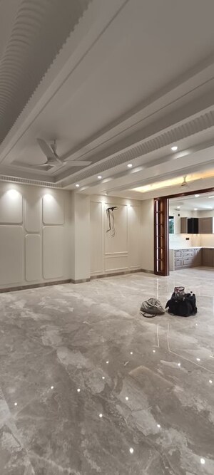 Parking in 3 BHK Builder Floor at BPTP Parkland Pride, Sector 77 – for Sale