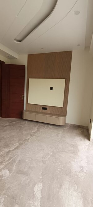 Room in 3 BHK Builder Floor at BPTP Parkland Pride, Sector 77 – for Sale