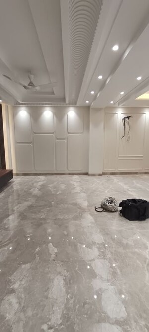 Parking in 3 BHK Builder Floor at BPTP Parkland Pride, Sector 77 – for Sale