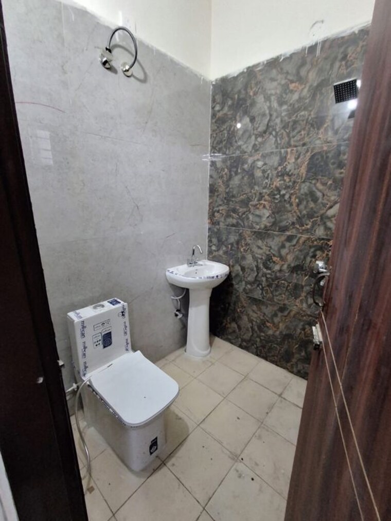 Bathroom, kharar banur road 1 Bedroom 650 Sq.Ft. Apartment In KharaR Banur Road Mohali 10430405