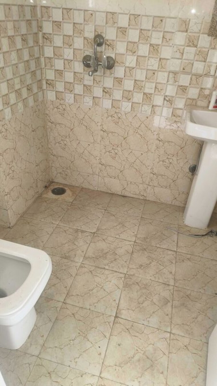 Bathroom, ska-metro-ville 3.5 Bedroom 1165 Sq.Ft. Apartment In Eta Ii Greater Noida Greater Noida 10432924