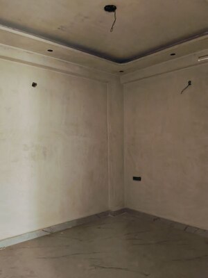 Room in 3 BHK Builder Floor at Sector 73 – for Sale