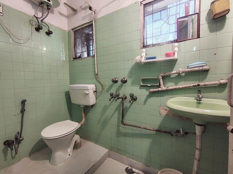 Bathroom, katwaria sarai 1 Bedroom 700 Sq.Ft. Apartment In Katwaria Sarai Delhi 10433156