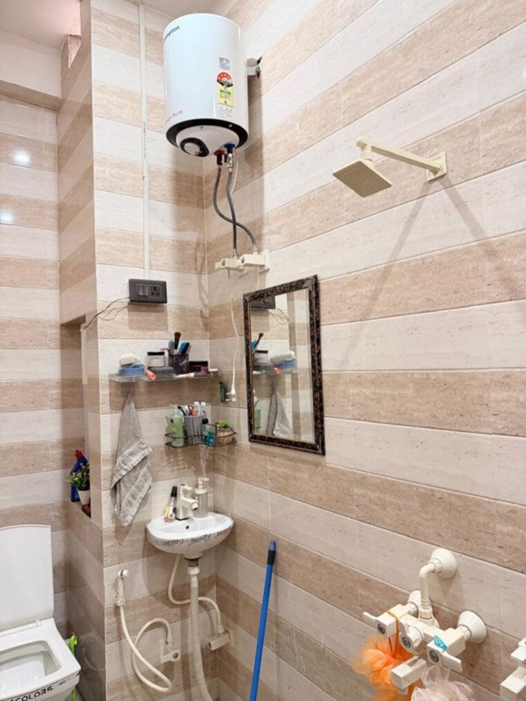 Bathroom, sector 115 1 Bedroom 880 Sq.Ft. Builder Floor In Sector 115 Noida 10433274