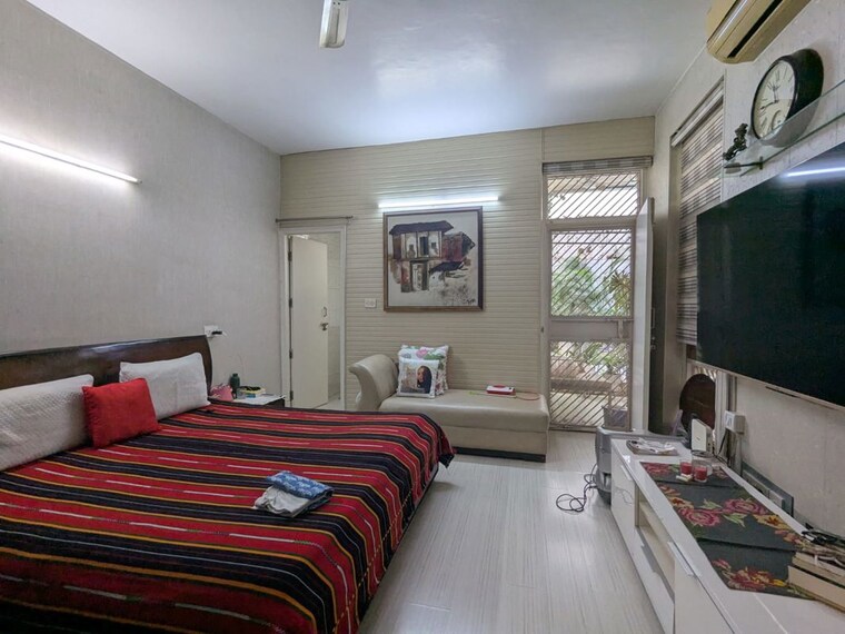 Bedroom, ss-mayfield-gardens 3 Bedroom 2700 Sq.Ft. Builder Floor In Sector 51 Gurgaon 10433388