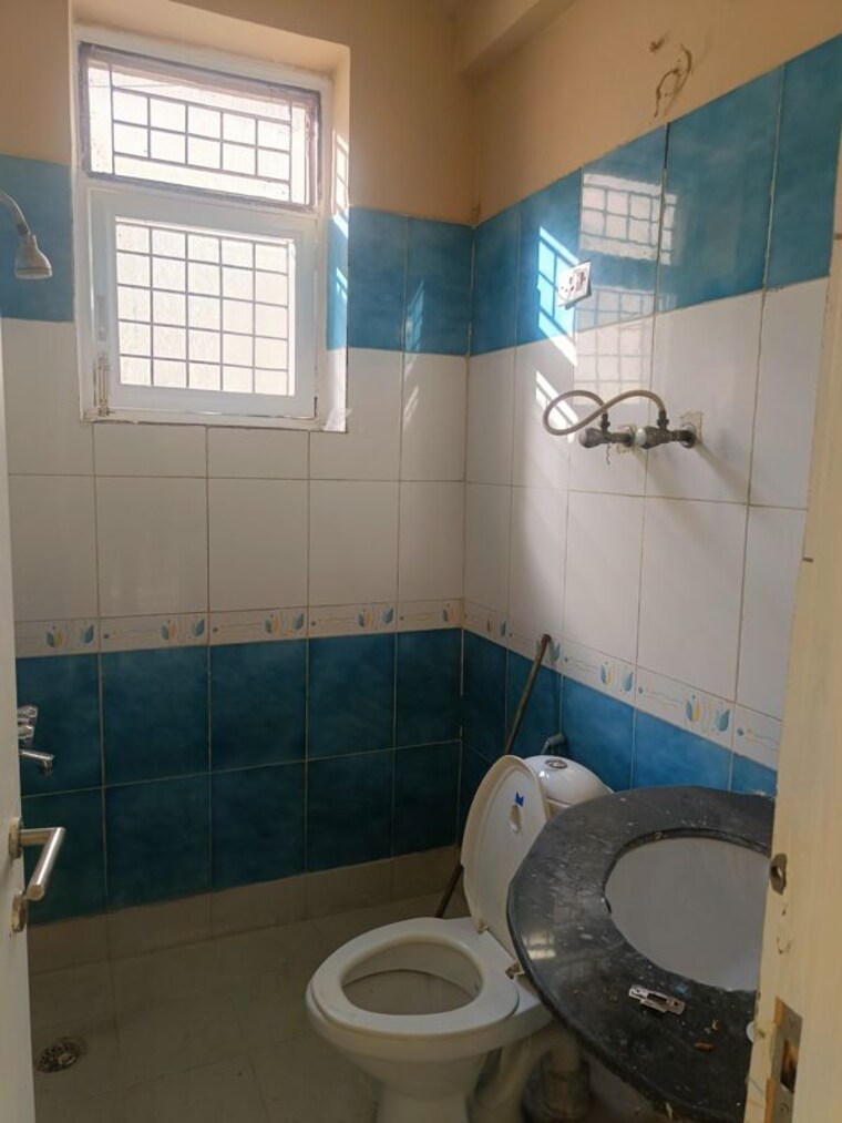 Bathroom, ss-mayfield-gardens 3 Bedroom 2700 Sq.Ft. Builder Floor In Sector 51 Gurgaon 10433388