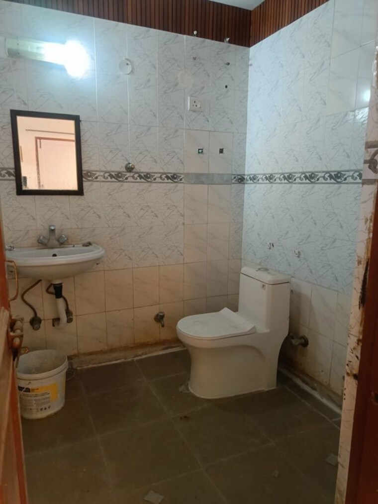 Bathroom, ss-mayfield-gardens 3 Bedroom 2700 Sq.Ft. Builder Floor In Sector 51 Gurgaon 10433388