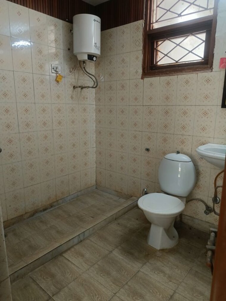 Bathroom, ss-mayfield-gardens 3 Bedroom 2700 Sq.Ft. Builder Floor In Sector 51 Gurgaon 10433388